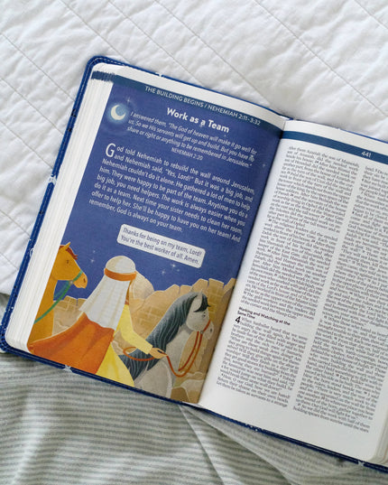 The Kids' Bedtime Devotional Bible: NLV [Cobalt Cosmos]