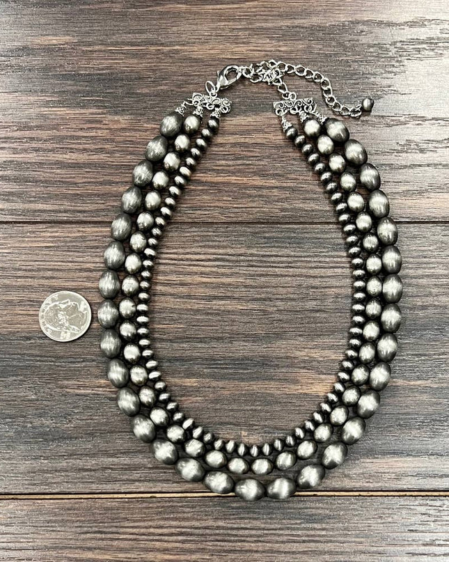 739055, Handmade 17" Oval/Round Navajo Bead Necklace