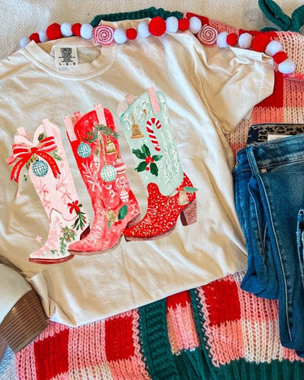 CHRISTMAS BOOTS TEE (IVORY)