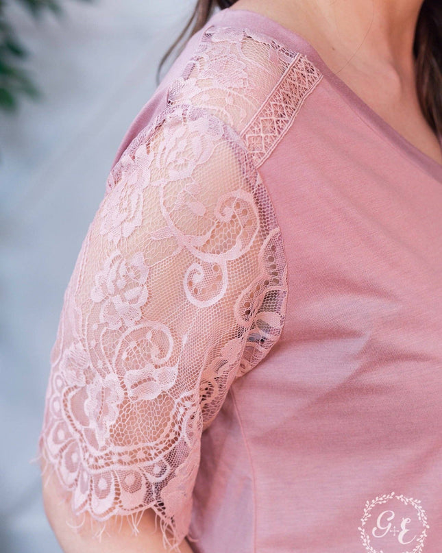 Montana Moon V-Neck Lace Short Sleeve Top in Mauve