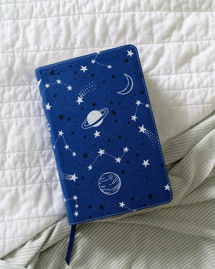 The Kids' Bedtime Devotional Bible: NLV [Cobalt Cosmos]